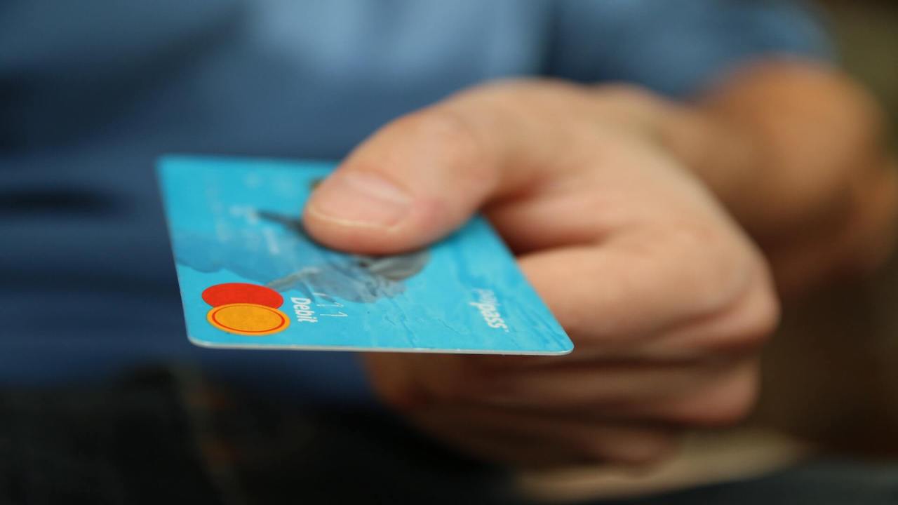 modrá platební karta