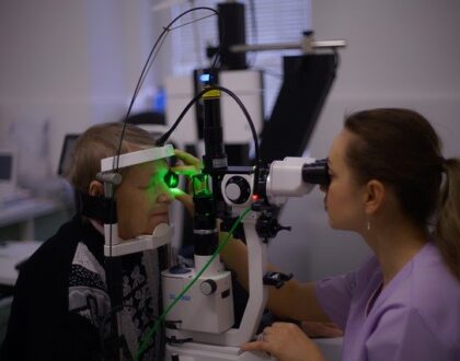 Příznaky syndromu suchého oka