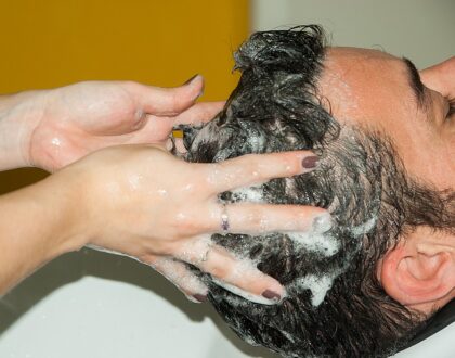 Co by měl obsahovat kvalitní šampón? 3 tipy, jak ho vybrat