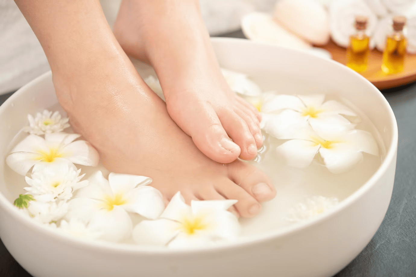 Teplá a výživná koupel nohou dodá velkou dávku zdraví celému tělu