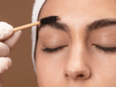 Jak vytvořit soap brows neboli mýdlový efekt obočí? Vyzkoušejte nový trend