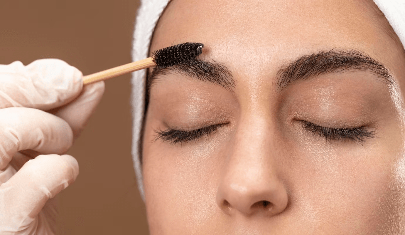 Jak vytvořit soap brows neboli mýdlový efekt obočí? Vyzkoušejte nový trend