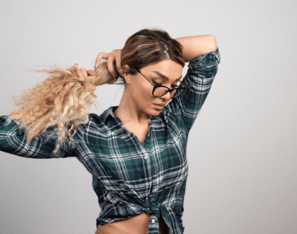 Co ve skutečnosti způsobuje že vaše vlasy elektrizují a jak tomu zabránit podle ročního období?