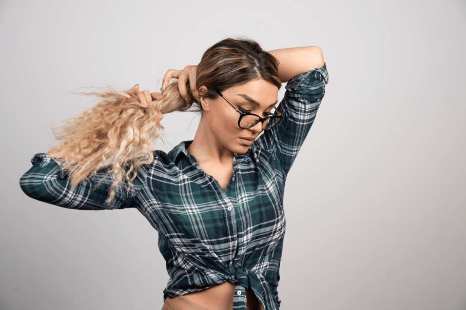 Co ve skutečnosti způsobuje že vaše vlasy elektrizují a jak tomu zabránit podle ročního období?