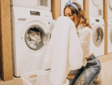 Proč se oblečení po vyprání rychle ničí, a kde ženy dělají nejčastější chyby