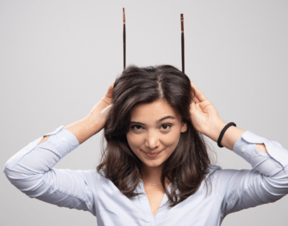 Proč vlasy elektrizují a jak tomu zabránit?