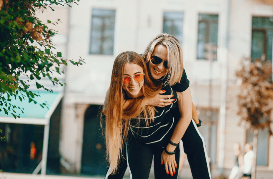 Proč některé kamarádky zmizí, když se vám začne dařit? Důvod vás možná překvapí