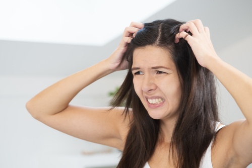 Příčiny a řešení mastných vlasů
